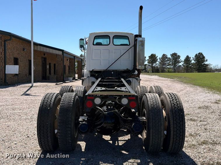 image for item ED5168 2007 Sterling L9500 truck cab and chassis