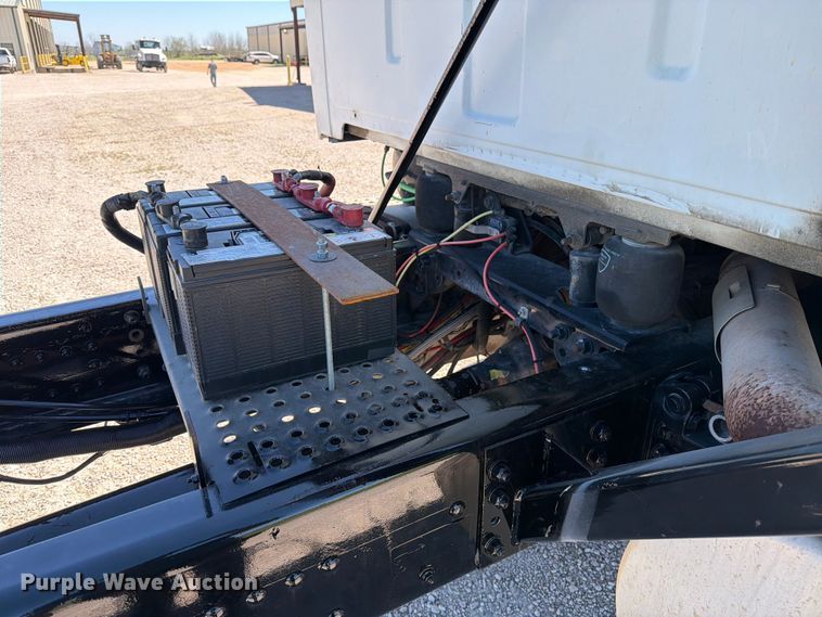 image for item ED5168 2007 Sterling L9500 truck cab and chassis