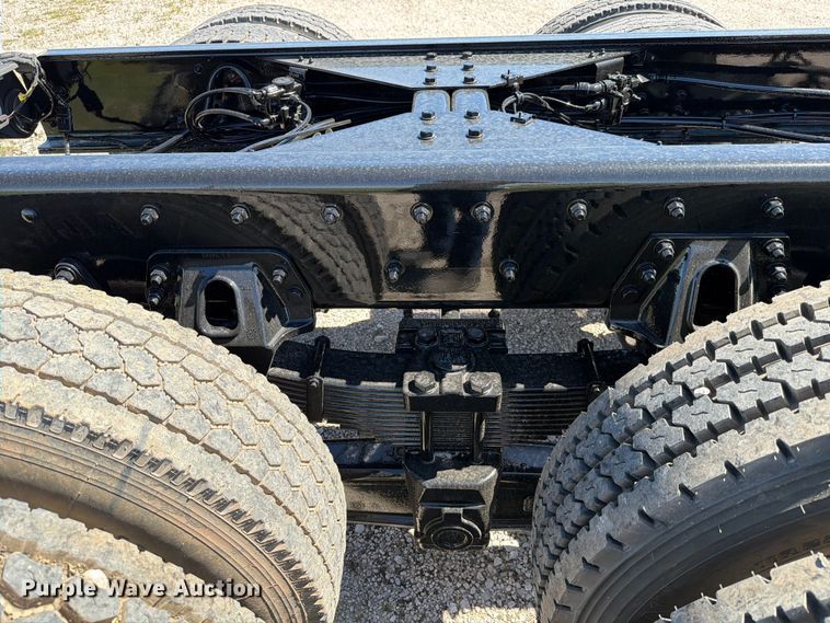 image for item ED5168 2007 Sterling L9500 truck cab and chassis