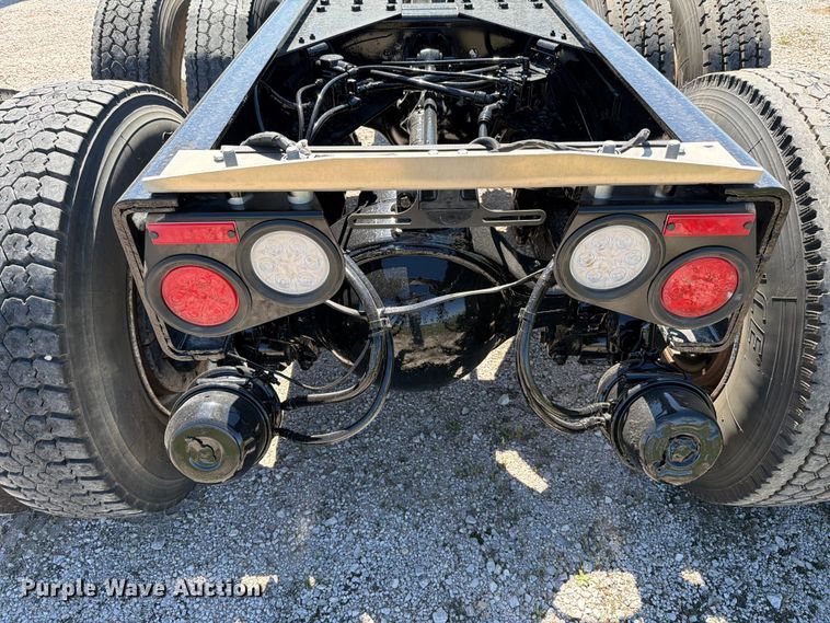 image for item ED5168 2007 Sterling L9500 truck cab and chassis