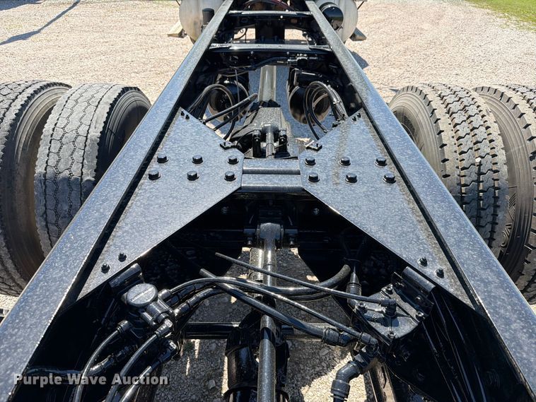 image for item ED5168 2007 Sterling L9500 truck cab and chassis