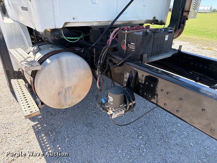 image for item ED5168 2007 Sterling L9500 truck cab and chassis