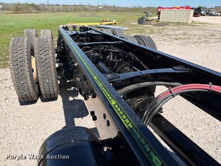 image for item ED5168 2007 Sterling L9500 truck cab and chassis