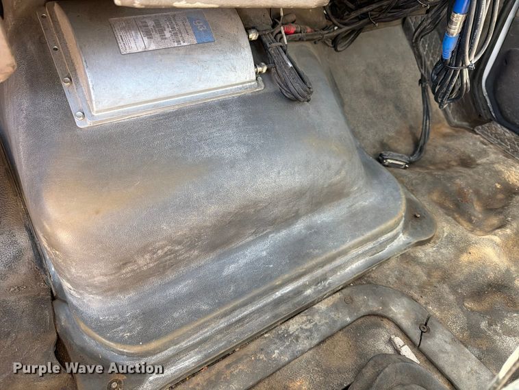 image for item ED5168 2007 Sterling L9500 truck cab and chassis