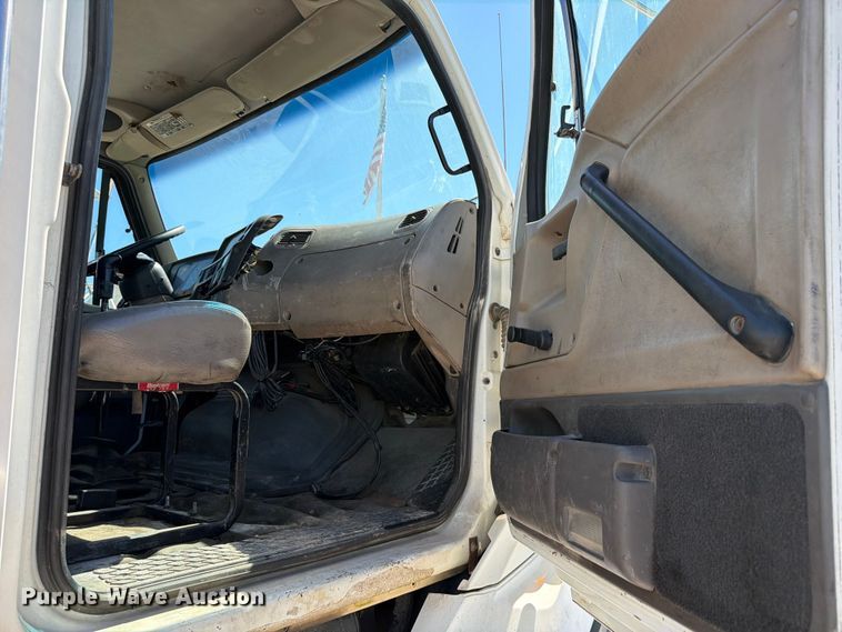 image for item ED5168 2007 Sterling L9500 truck cab and chassis