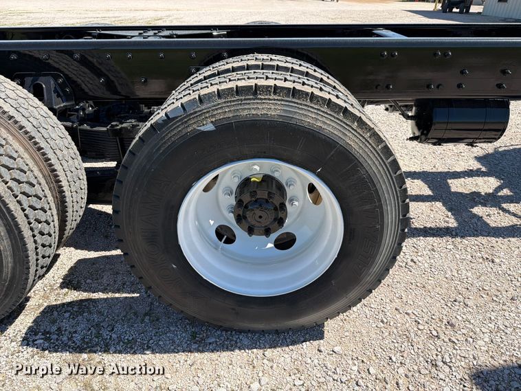 image for item ED5168 2007 Sterling L9500 truck cab and chassis