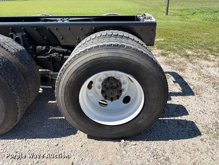 image for item ED5168 2007 Sterling L9500 truck cab and chassis