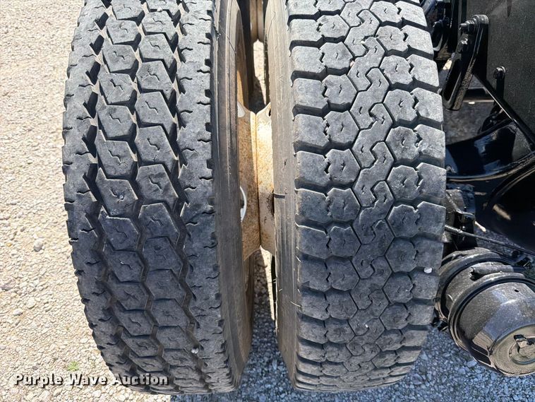 image for item ED5168 2007 Sterling L9500 truck cab and chassis