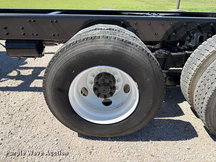 image for item ED5168 2007 Sterling L9500 truck cab and chassis