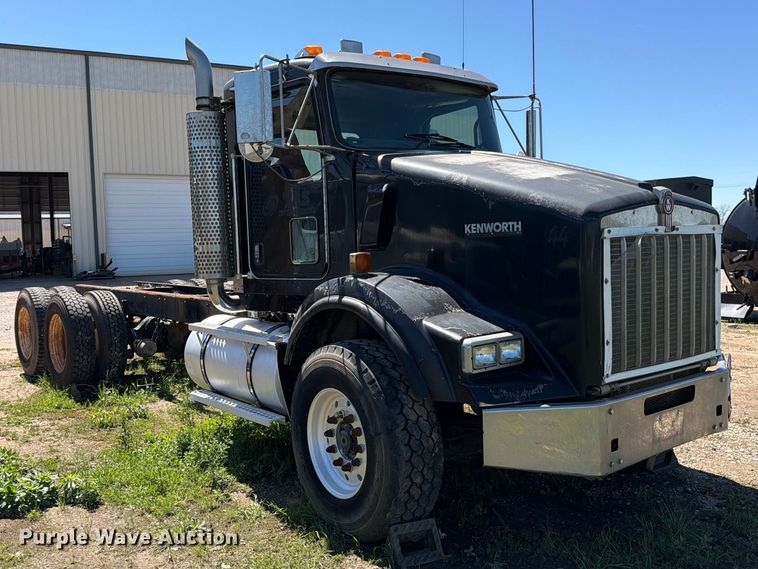image for item ED5170 2007 Kenworth T800 truck cab and chassis