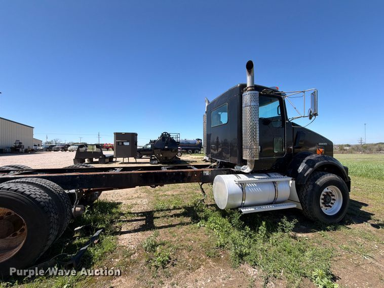 image for item ED5170 2007 Kenworth T800 truck cab and chassis