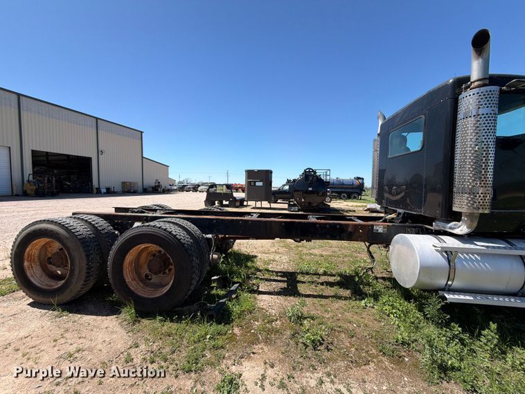 image for item ED5170 2007 Kenworth T800 truck cab and chassis