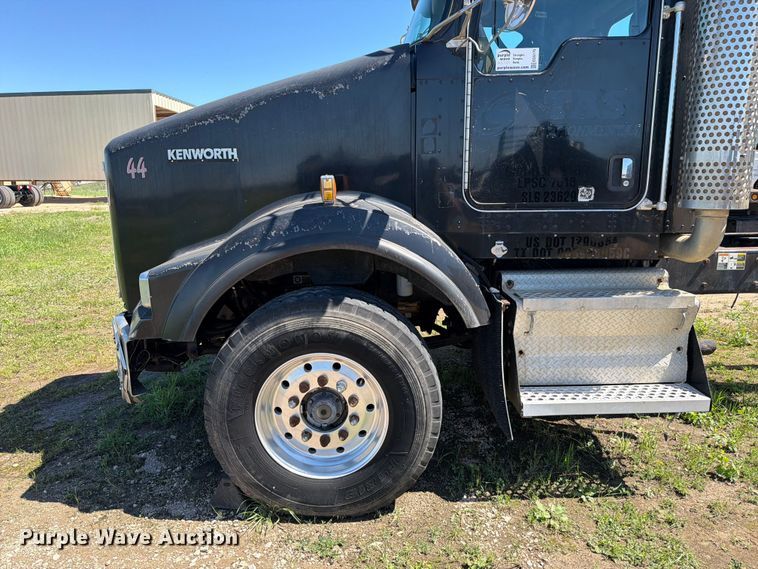 image for item ED5170 2007 Kenworth T800 truck cab and chassis