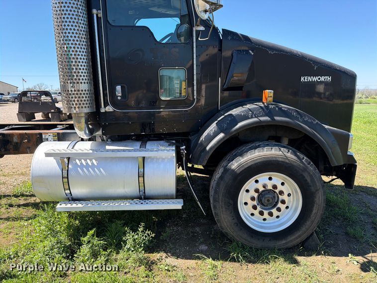 image for item ED5170 2007 Kenworth T800 truck cab and chassis