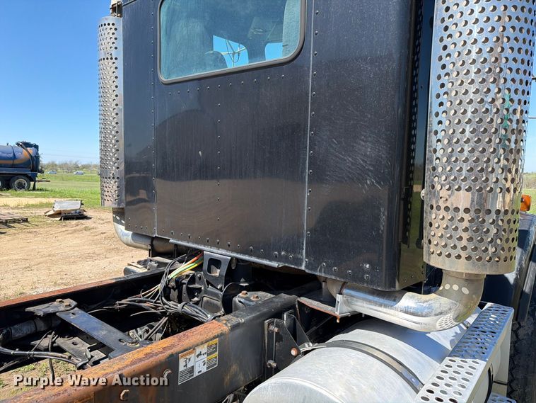 image for item ED5170 2007 Kenworth T800 truck cab and chassis