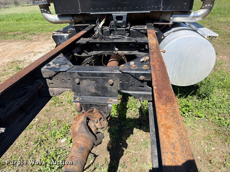 image for item ED5170 2007 Kenworth T800 truck cab and chassis