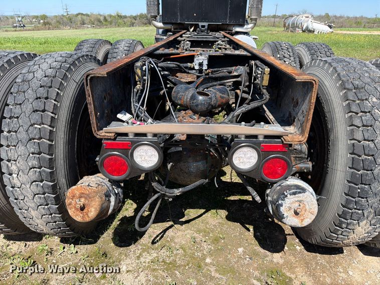 image for item ED5170 2007 Kenworth T800 truck cab and chassis