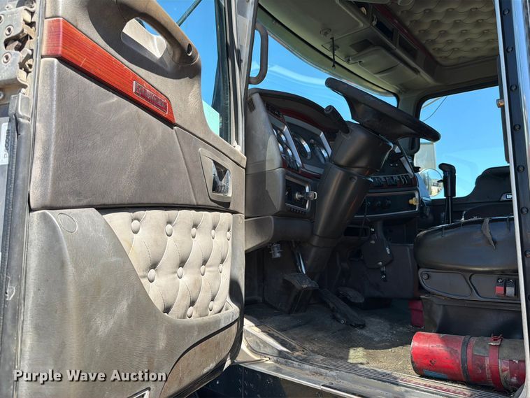 image for item ED5170 2007 Kenworth T800 truck cab and chassis