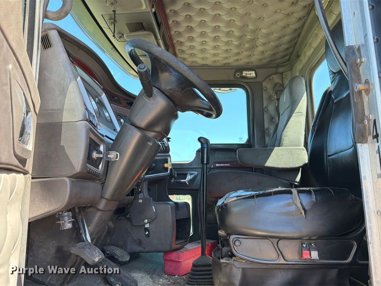image for item ED5170 2007 Kenworth T800 truck cab and chassis