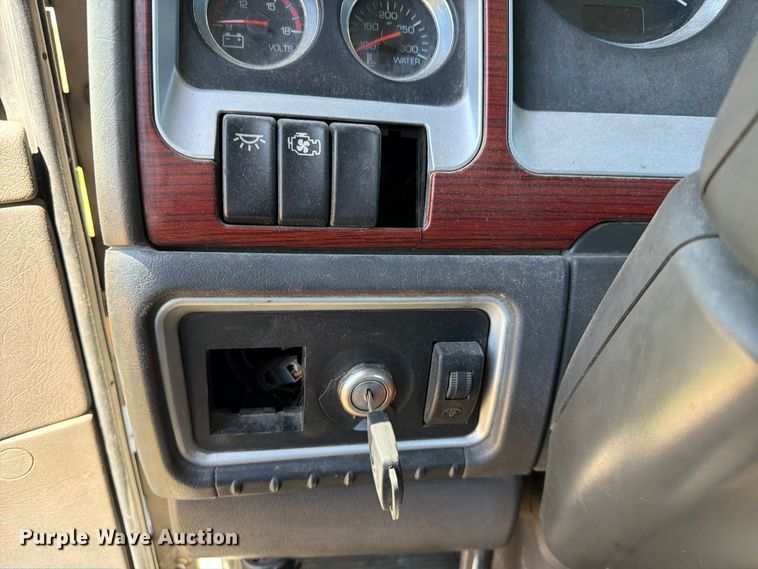 image for item ED5170 2007 Kenworth T800 truck cab and chassis