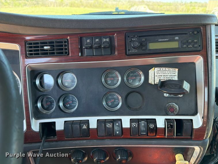 image for item ED5170 2007 Kenworth T800 truck cab and chassis