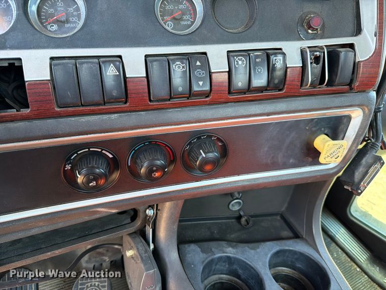 image for item ED5170 2007 Kenworth T800 truck cab and chassis