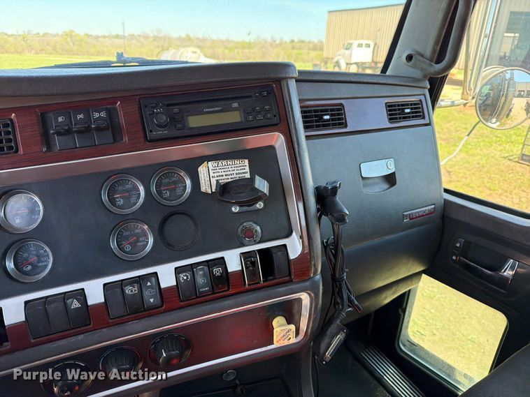 image for item ED5170 2007 Kenworth T800 truck cab and chassis