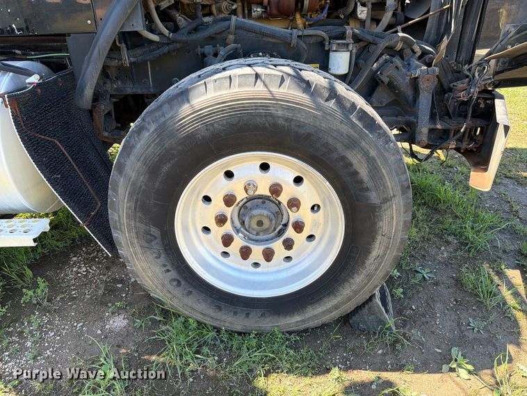 image for item ED5170 2007 Kenworth T800 truck cab and chassis