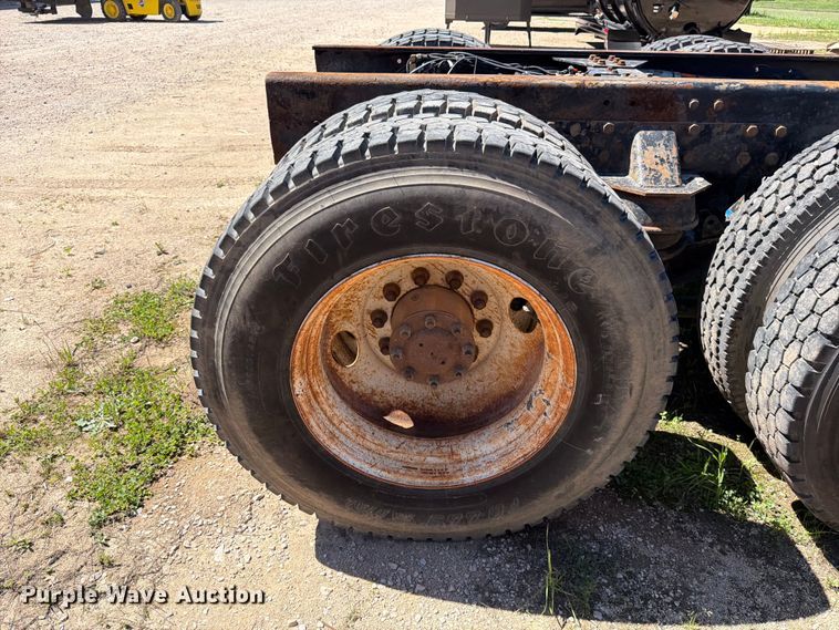 image for item ED5170 2007 Kenworth T800 truck cab and chassis