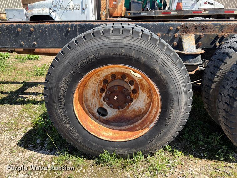 image for item ED5170 2007 Kenworth T800 truck cab and chassis