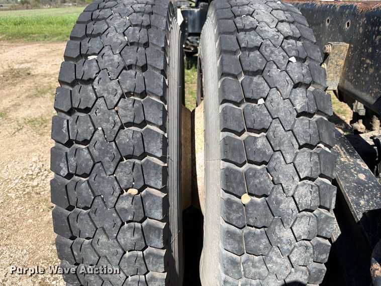 image for item ED5170 2007 Kenworth T800 truck cab and chassis