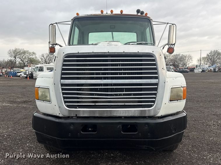 image for item EG8846 1993 Ford LA9000 semi truck