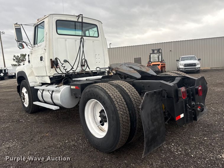 image for item EG8846 1993 Ford LA9000 semi truck