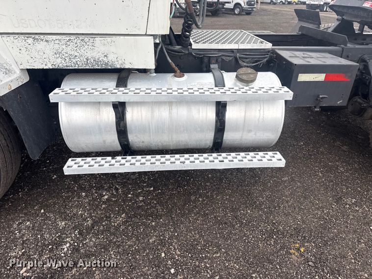 image for item EG8846 1993 Ford LA9000 semi truck