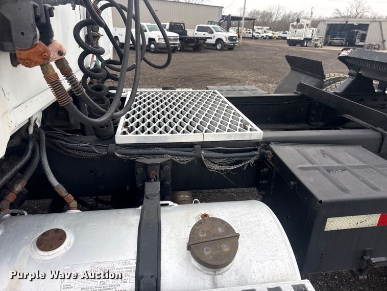 image for item EG8846 1993 Ford LA9000 semi truck