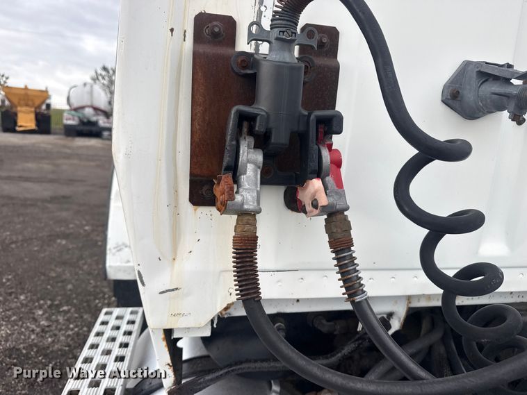 image for item EG8846 1993 Ford LA9000 semi truck