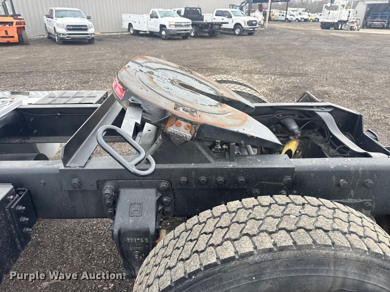 image for item EG8846 1993 Ford LA9000 semi truck