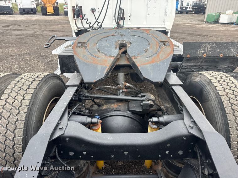 image for item EG8846 1993 Ford LA9000 semi truck