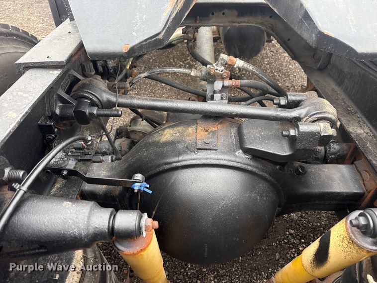 image for item EG8846 1993 Ford LA9000 semi truck