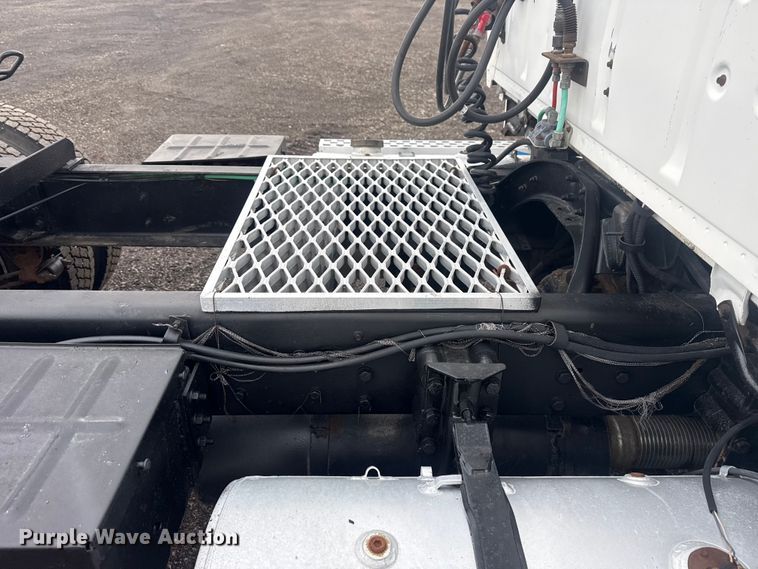 image for item EG8846 1993 Ford LA9000 semi truck