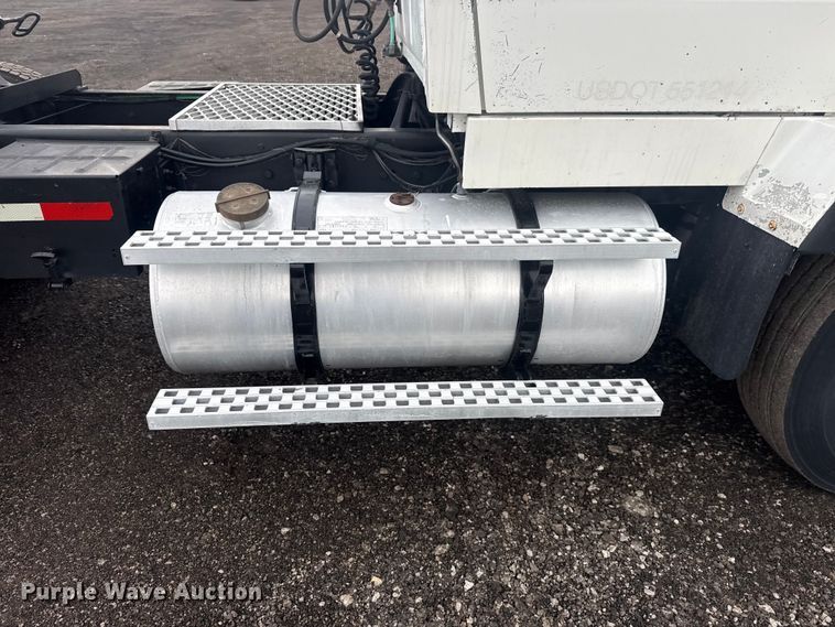 image for item EG8846 1993 Ford LA9000 semi truck