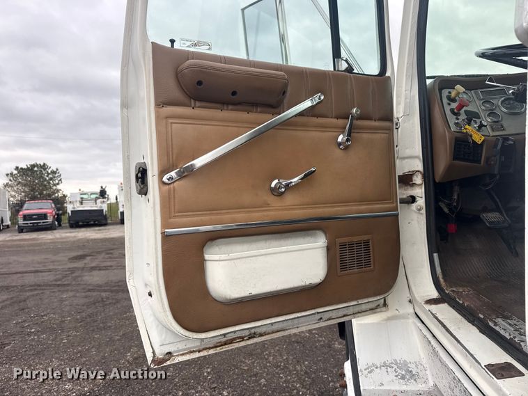 image for item EG8846 1993 Ford LA9000 semi truck