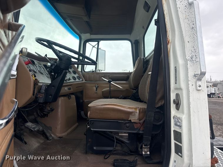 image for item EG8846 1993 Ford LA9000 semi truck