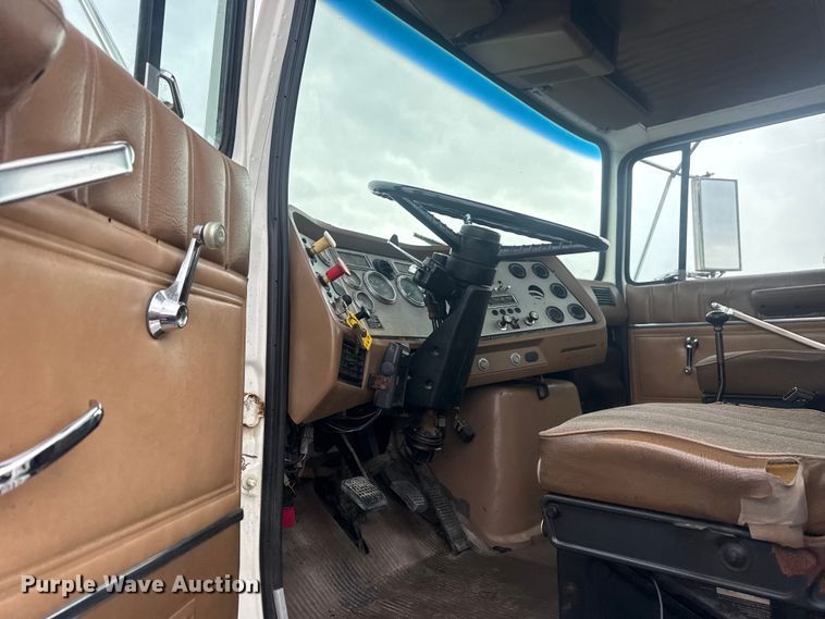 image for item EG8846 1993 Ford LA9000 semi truck