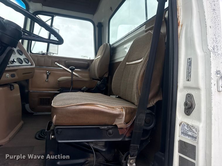 image for item EG8846 1993 Ford LA9000 semi truck