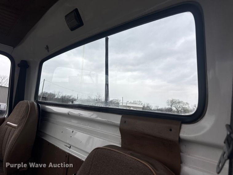 image for item EG8846 1993 Ford LA9000 semi truck