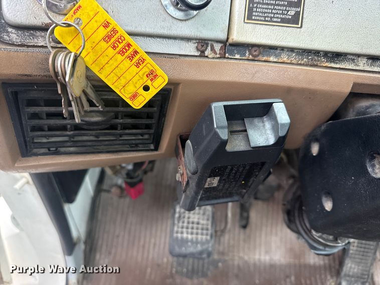 image for item EG8846 1993 Ford LA9000 semi truck