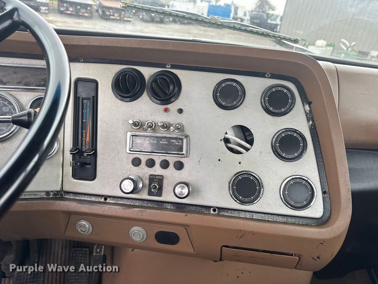 image for item EG8846 1993 Ford LA9000 semi truck