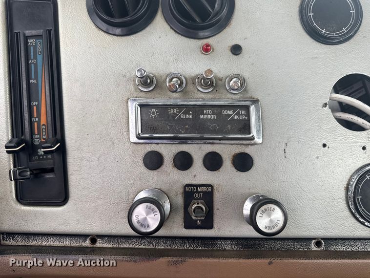 image for item EG8846 1993 Ford LA9000 semi truck