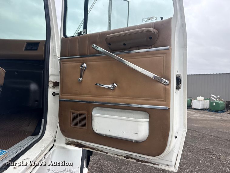 image for item EG8846 1993 Ford LA9000 semi truck